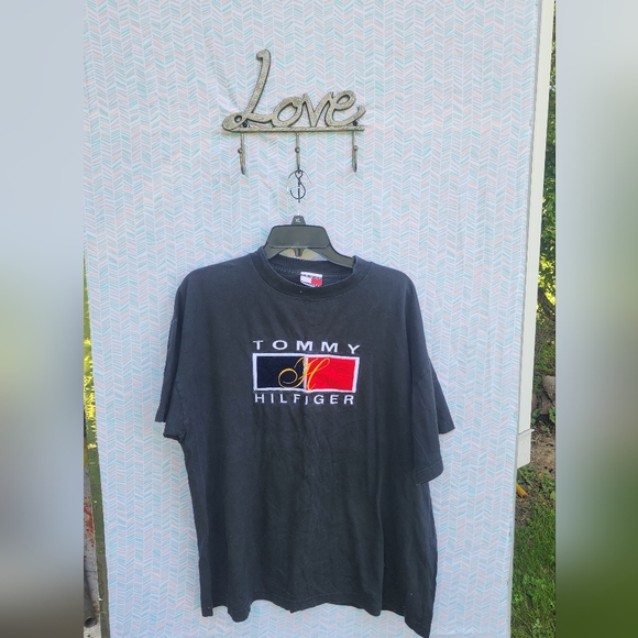 Tommy Hilfiger Black T-Shirt with Iconic Logo Vintage ! - Picture 1 of 6